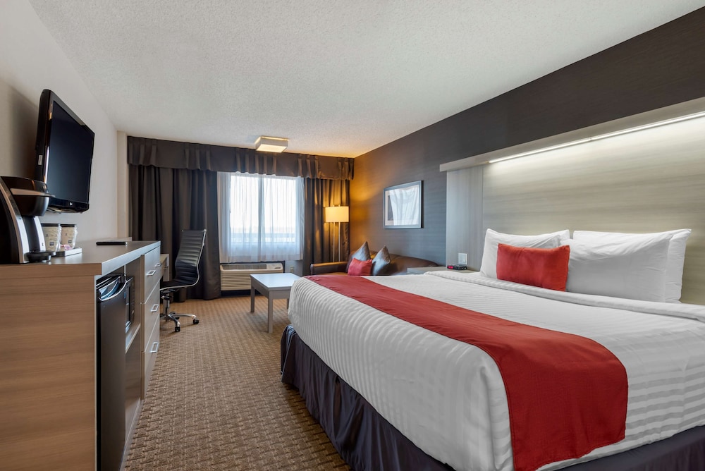 غرفة قياسية بسرير كينج مع أريكة، Village Park Inn Calgary 3/7