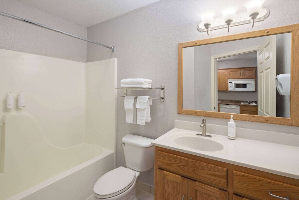 غرفة بسريرين مزدوجين لذوي الإعاقة، Days Inn & Suites by Wyndham Green Bay WI. 5/7