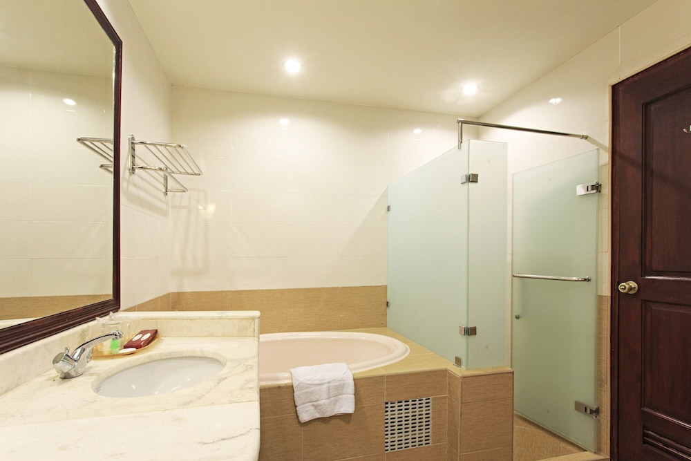 Sarrosa International Hotel And Residential Suites 48/50