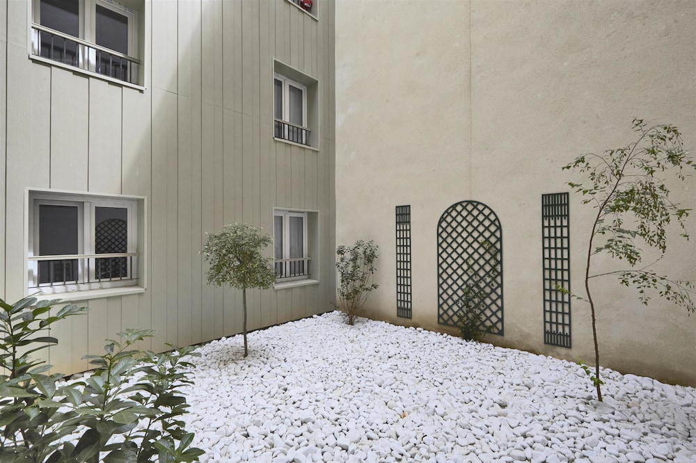 Kyriad Paris 18 - Porte De Clignancourt - Montmartre 1/65