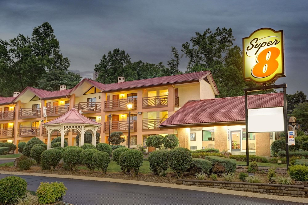 Super 8 by Wyndham Downtown Gatlinburg at Convention Center 3/23