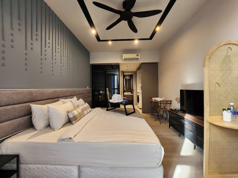Theme, Modern, Deluxe, King Bed