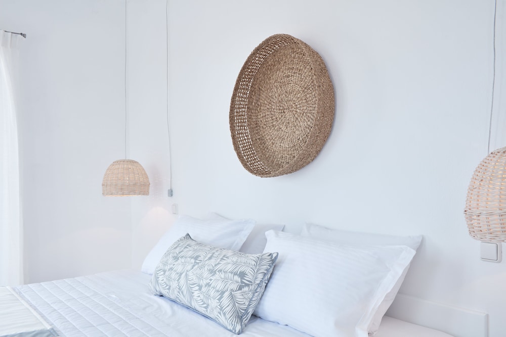 Mr Mrs White Paros 40/76