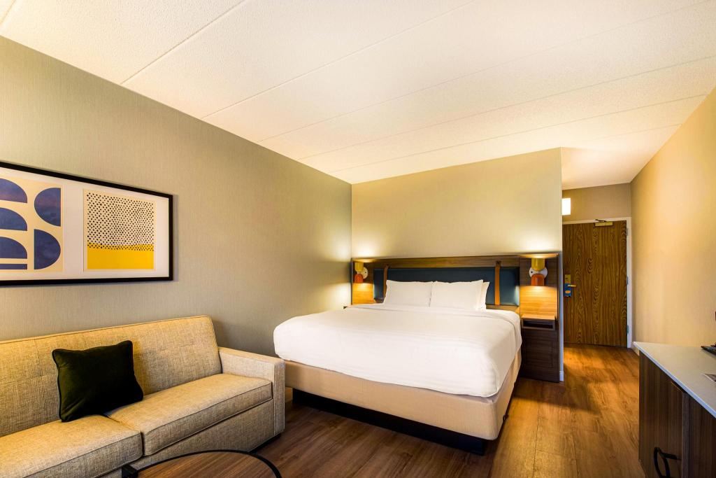 GUEST ROOM, DELUXE, KING BED, BALCONY