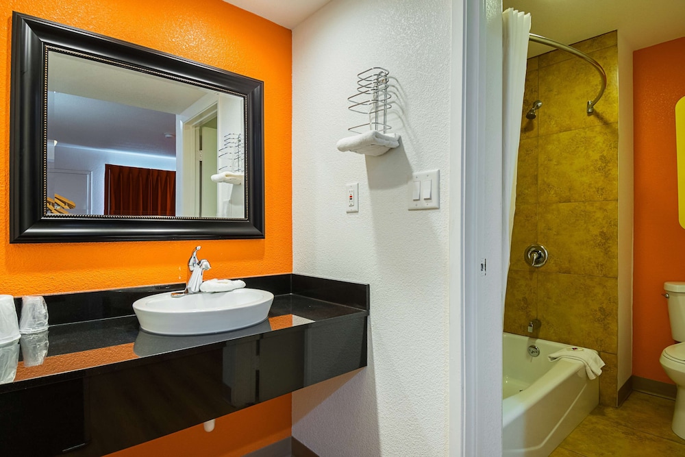 غرفة قياسية بسرير كوين للمدخنين، Motel6 Lost Hills, CA 7/9