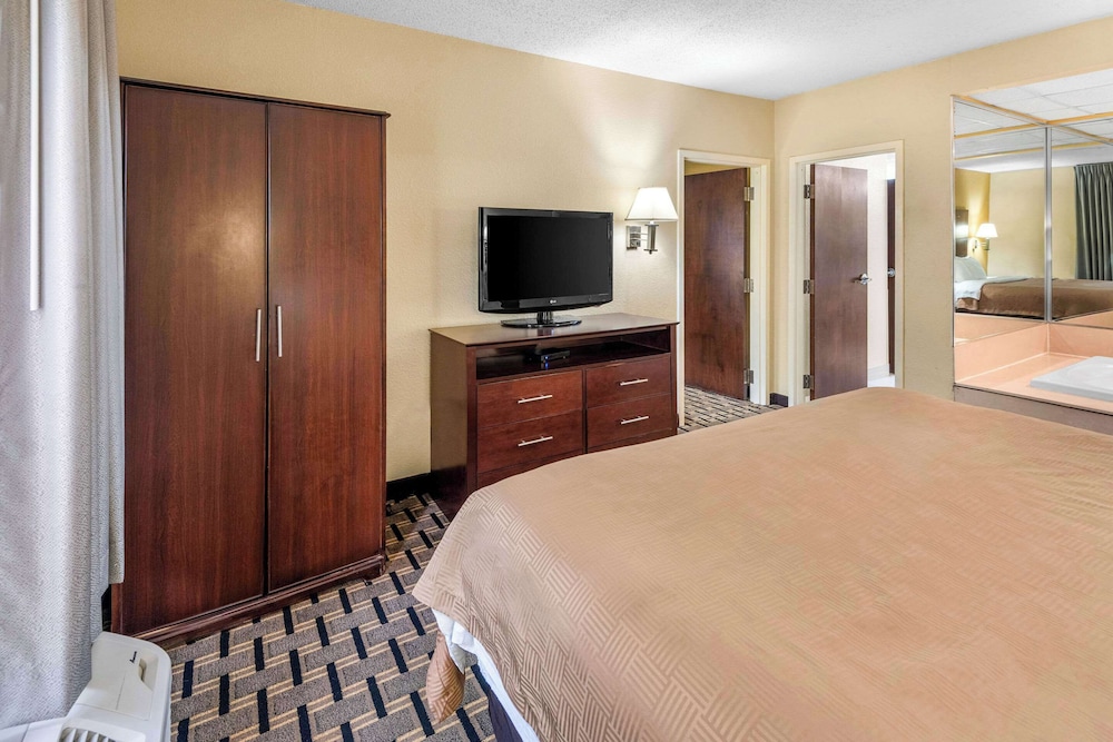 Clarion Inn & Suites Indianapolis Northwest 50/55