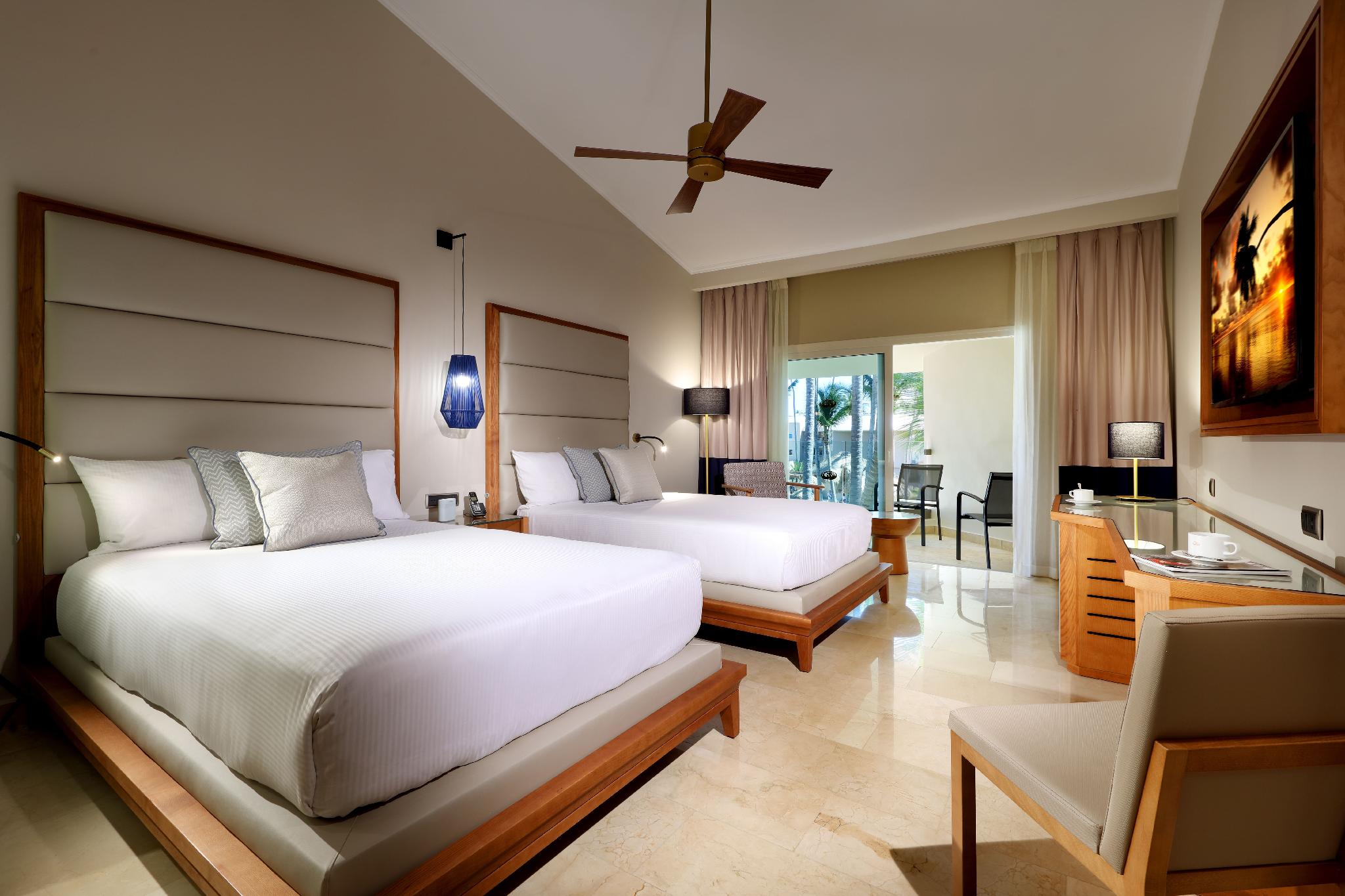 Deluxe, 1 King and 2 Double Beds, Pool Side