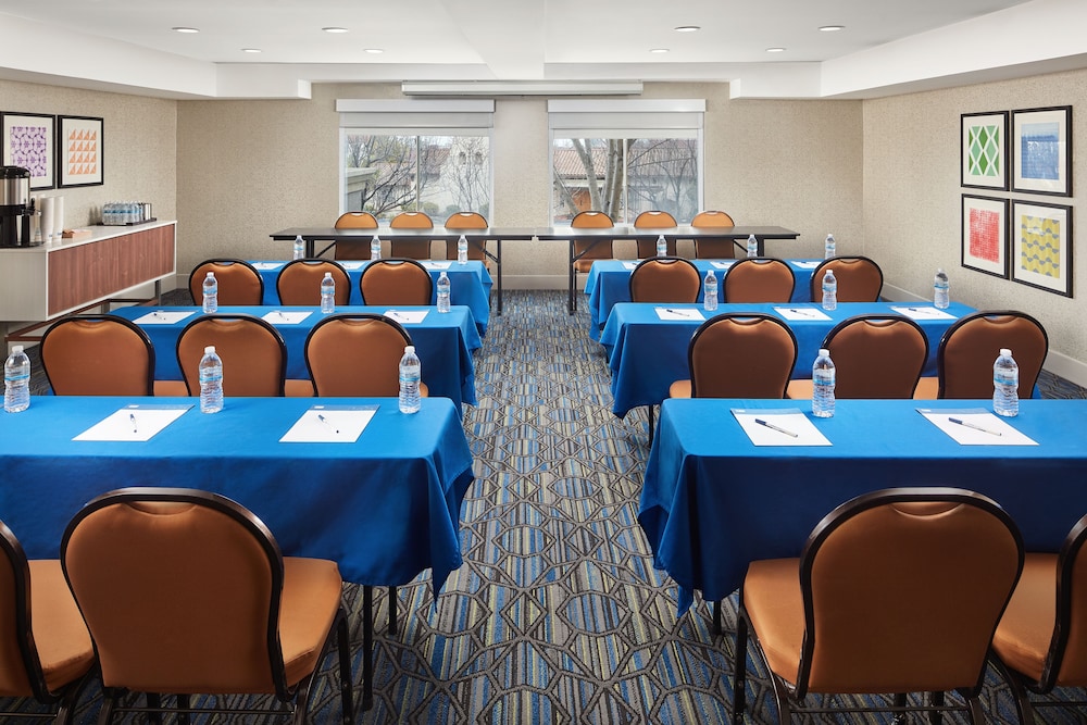 Holiday Inn Express Hotel And Suites Belmont 38/43