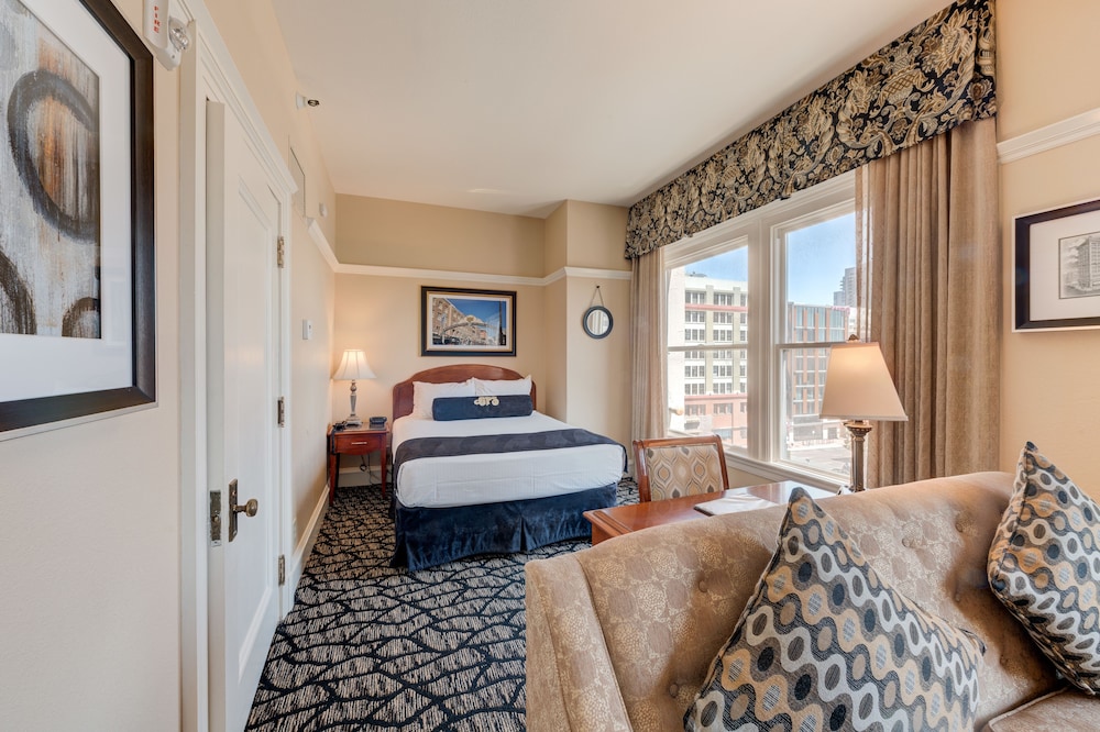 Gaslamp Plaza Suites 49/68