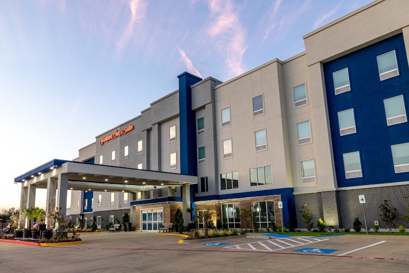 Hampton Inn and Suites Cleburne 77/78