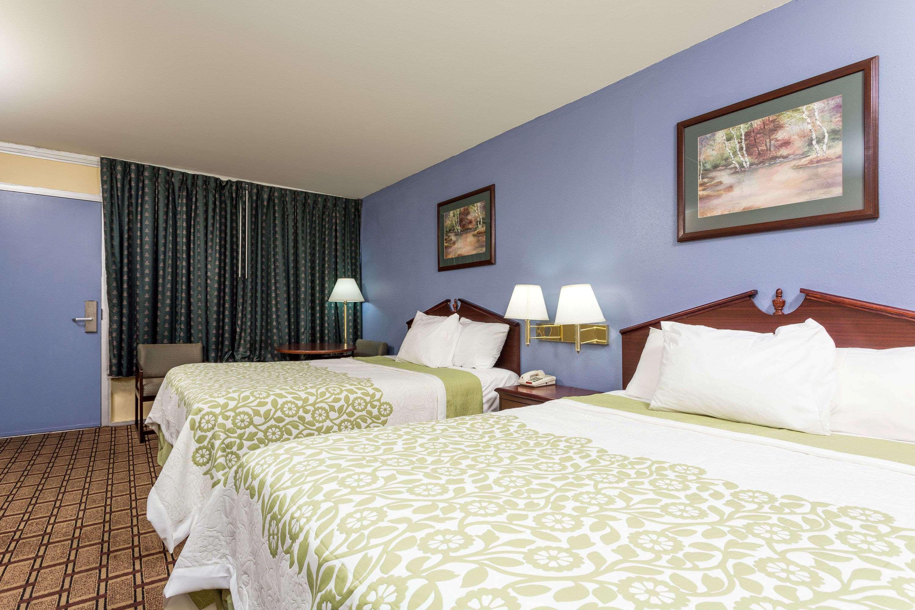 Days Inn by Wyndham Dickson 10/18