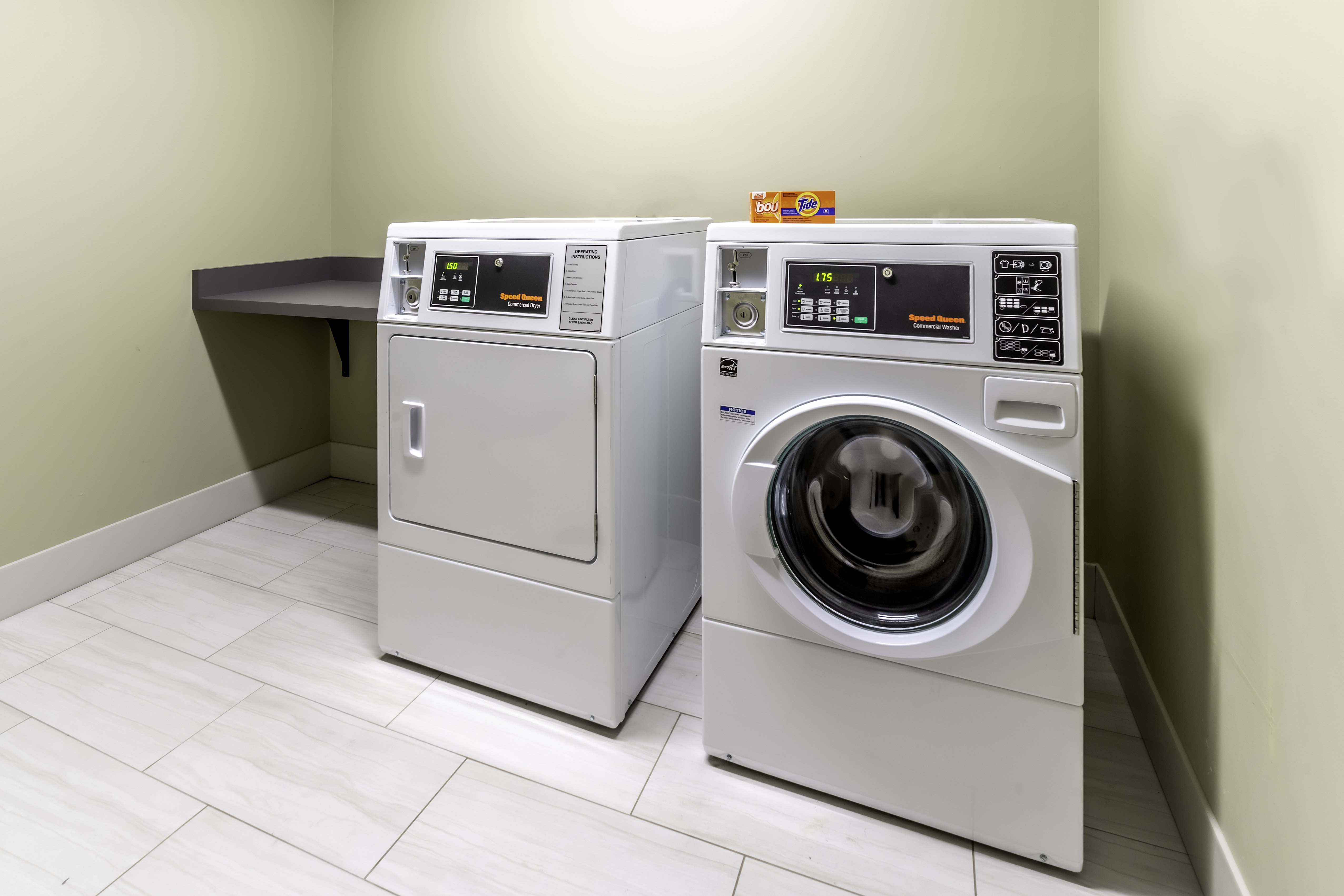 Holiday Inn Express & Suites Milwaukee - West Allis 26/61