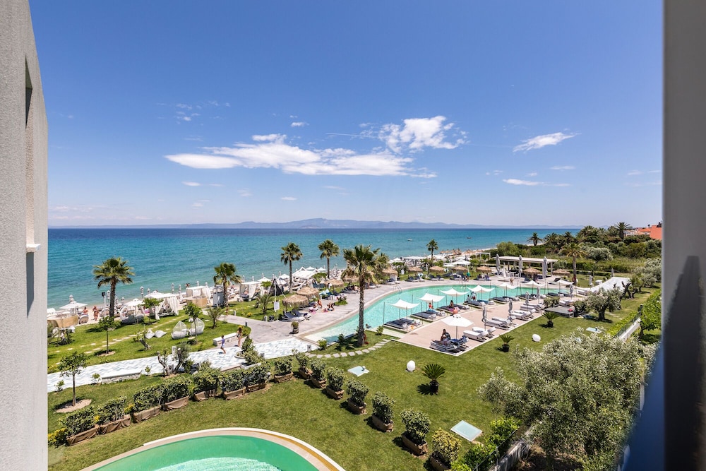 Blue Carpet Luxury Suites 44/50
