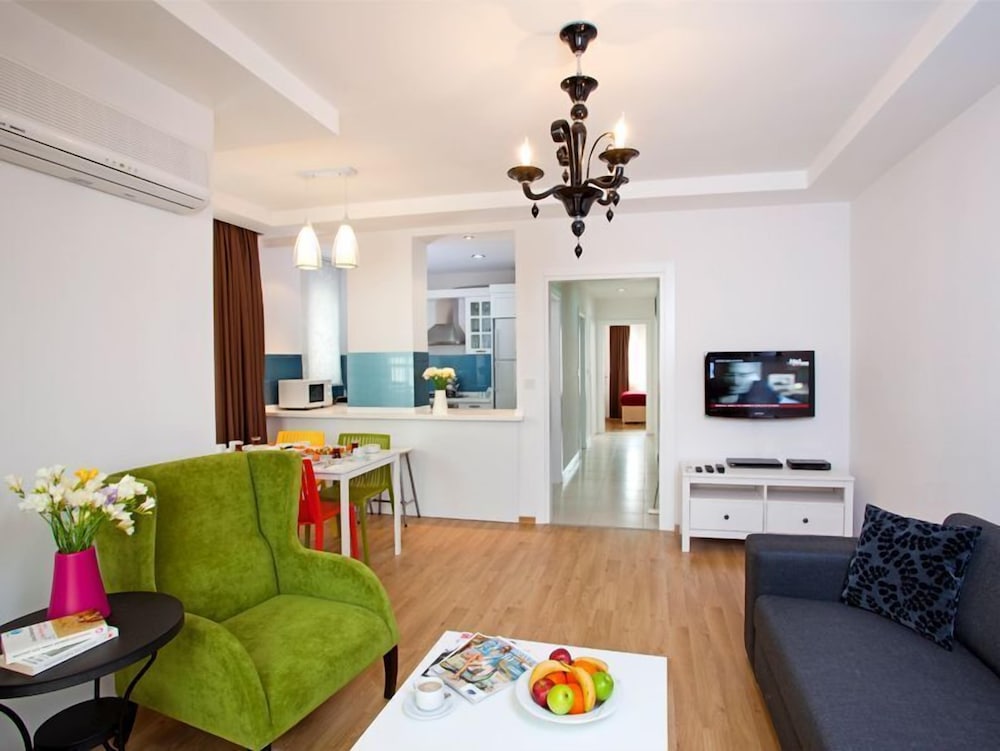 The Room Hotel & Apartments 44/63