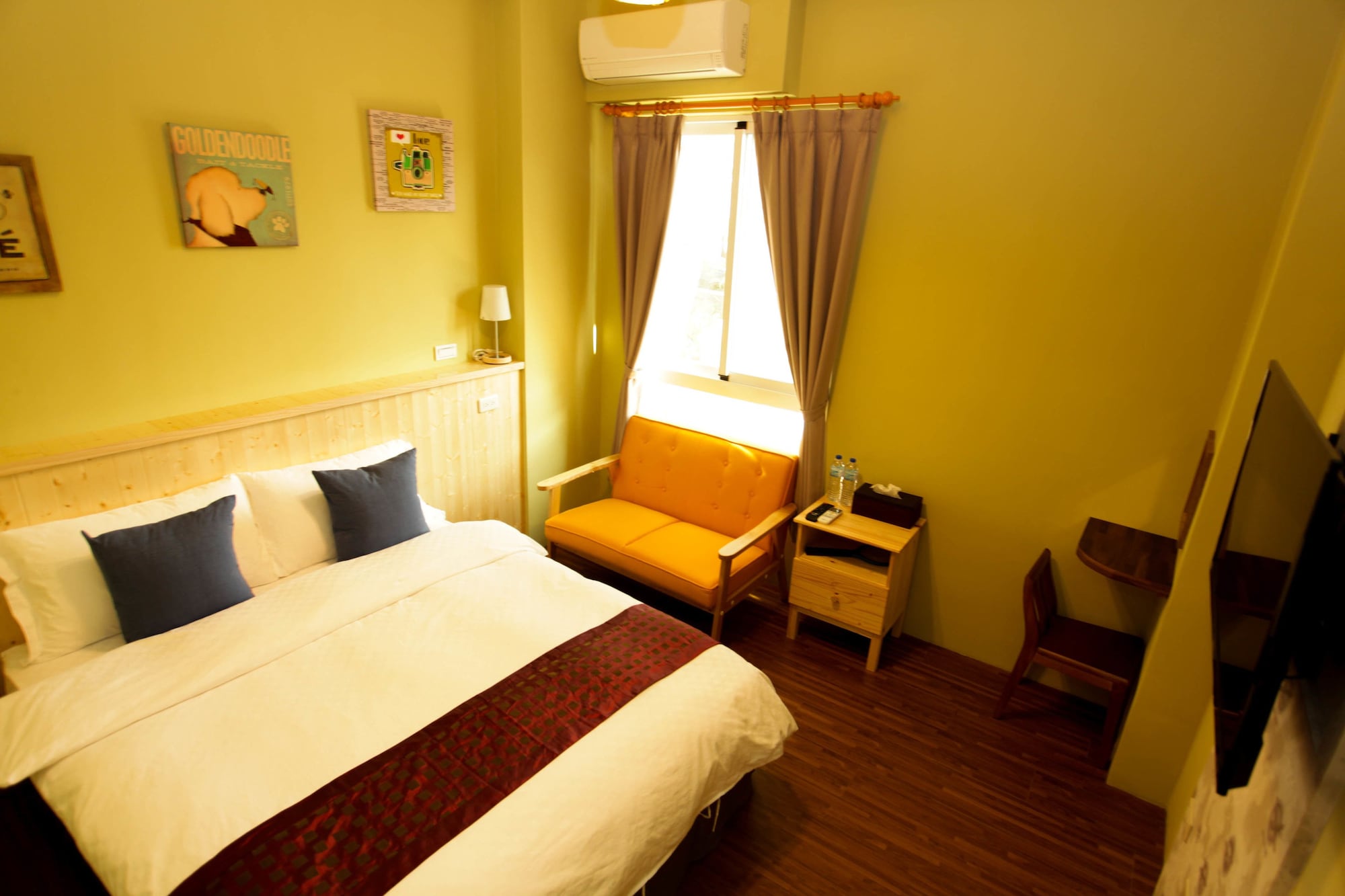 ROOM, DOUBLE BED