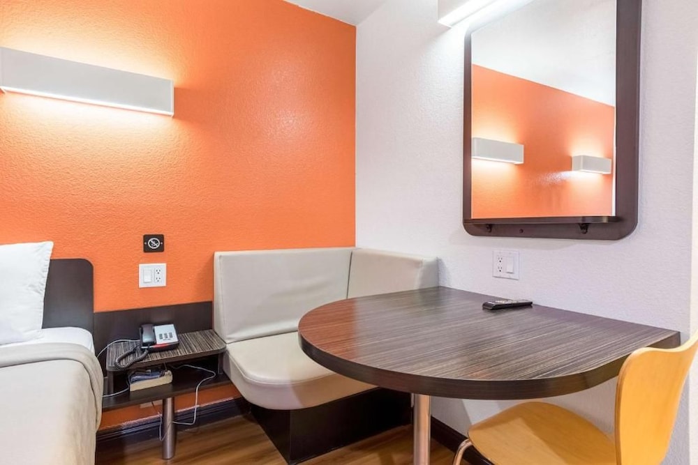 Motel6 Riverside, CA - UCR East 48/57