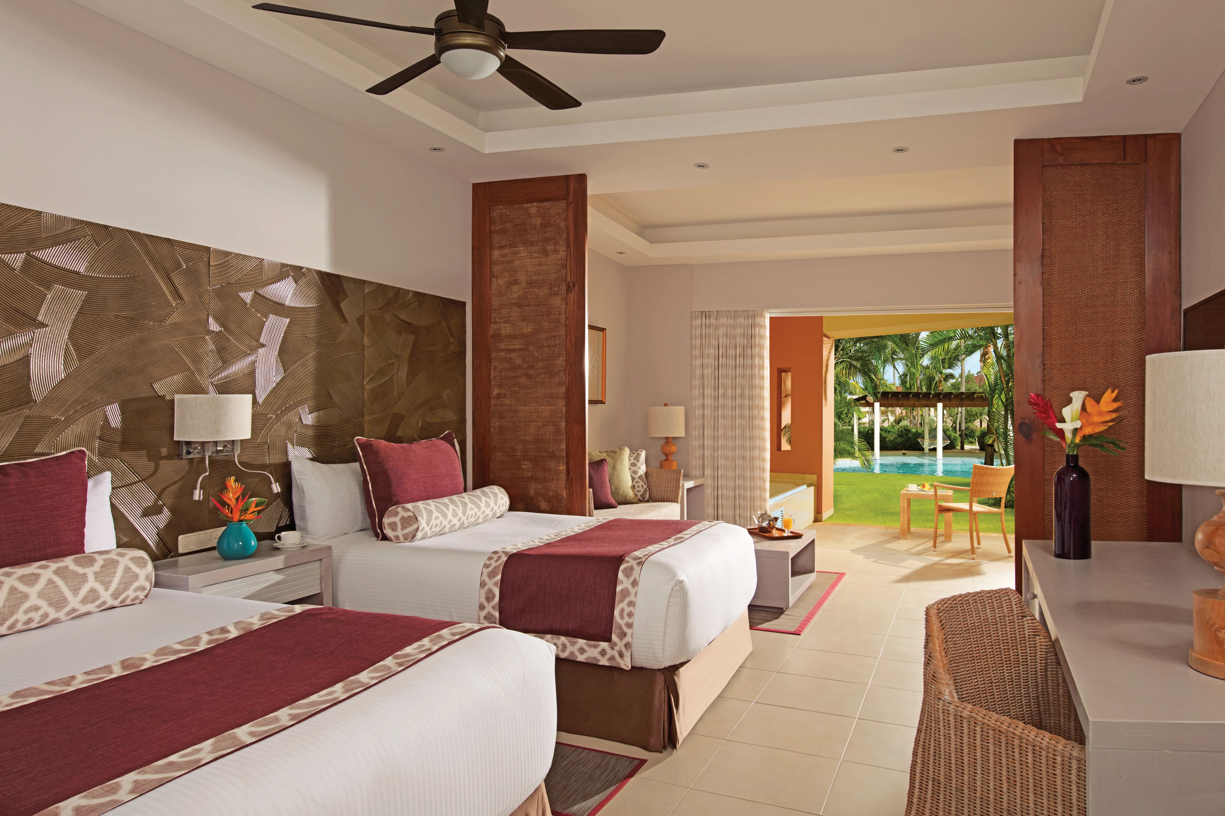Preferred Club, Swim Up, Deluxe, Queen Bed