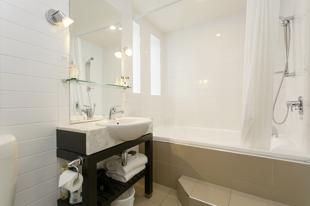 1 Bedroom, Apartment, King Bed, Pool Side, Sofa 6/9
