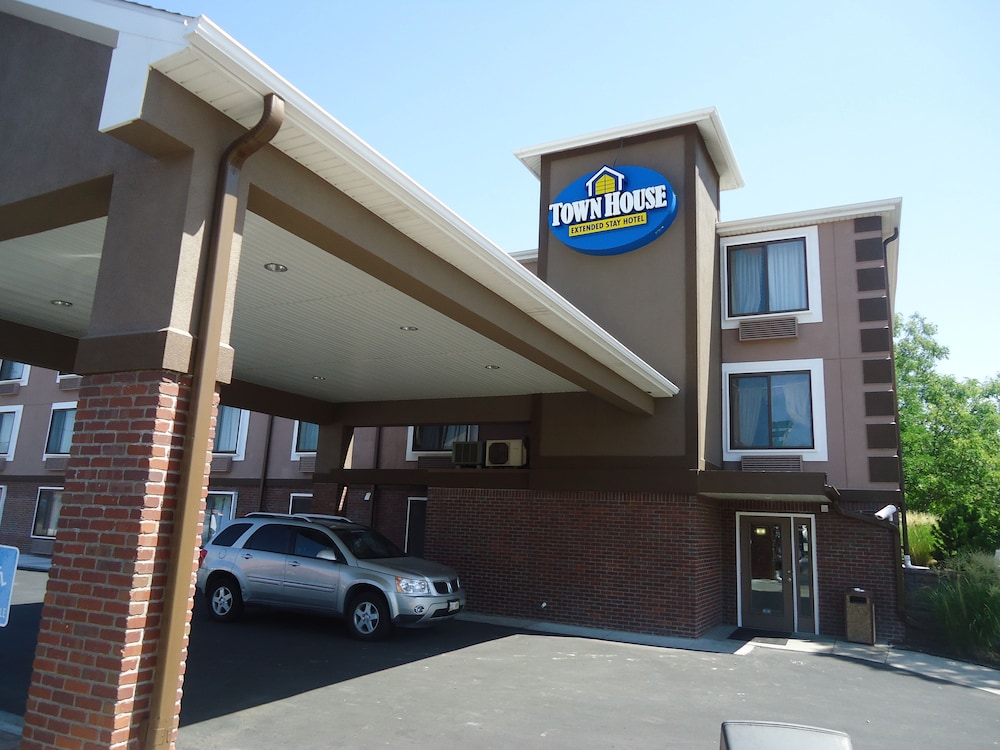 Town House Extended Stay Hotel Downtown 56/64