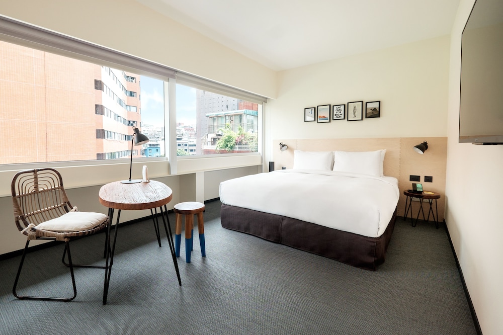 ROOM, KING BED, LARGE