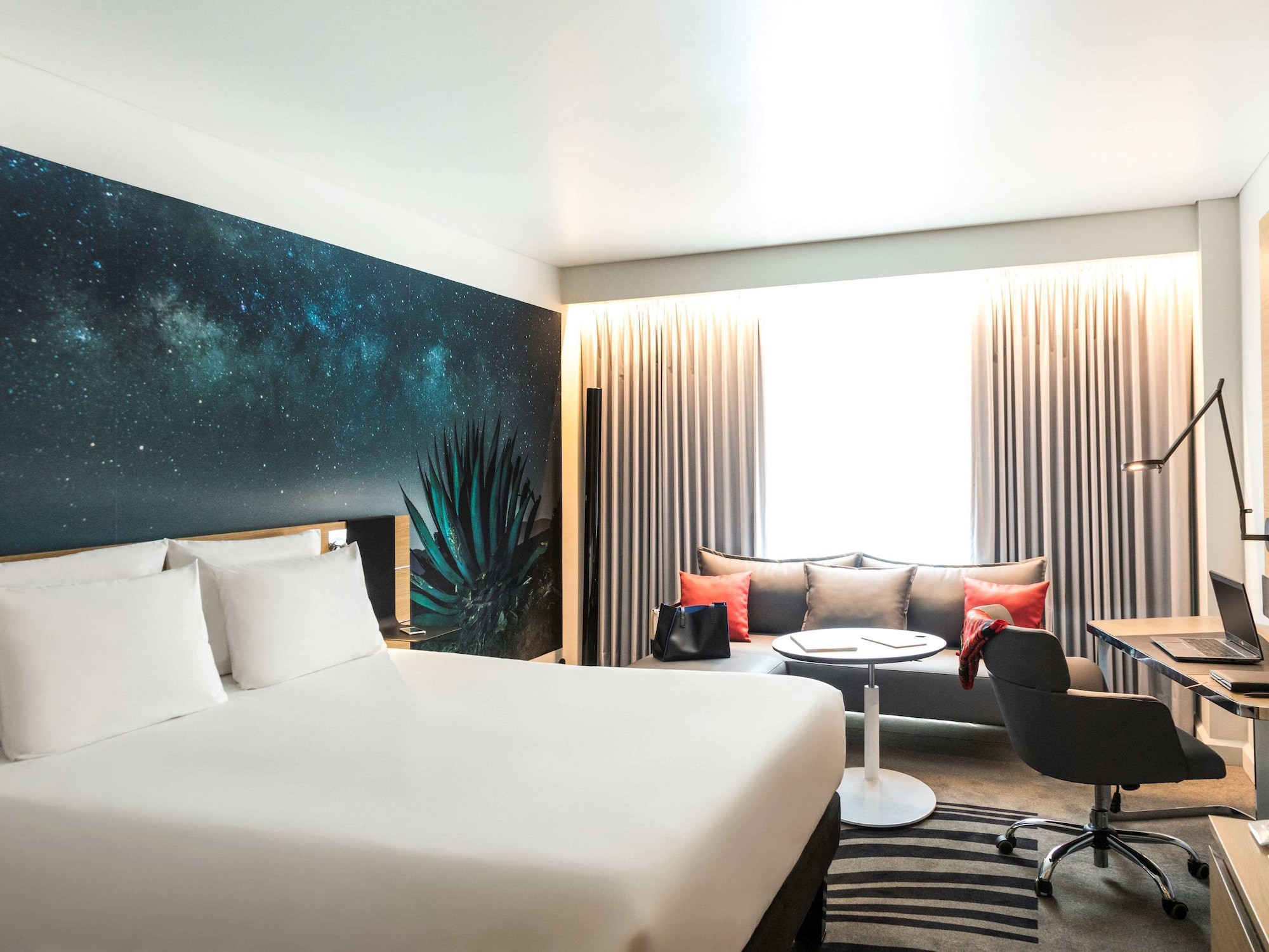 EXECUTIVE, KING BED