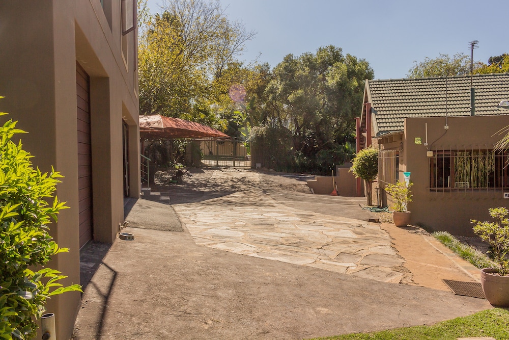 Moonflower Cottages 67/71