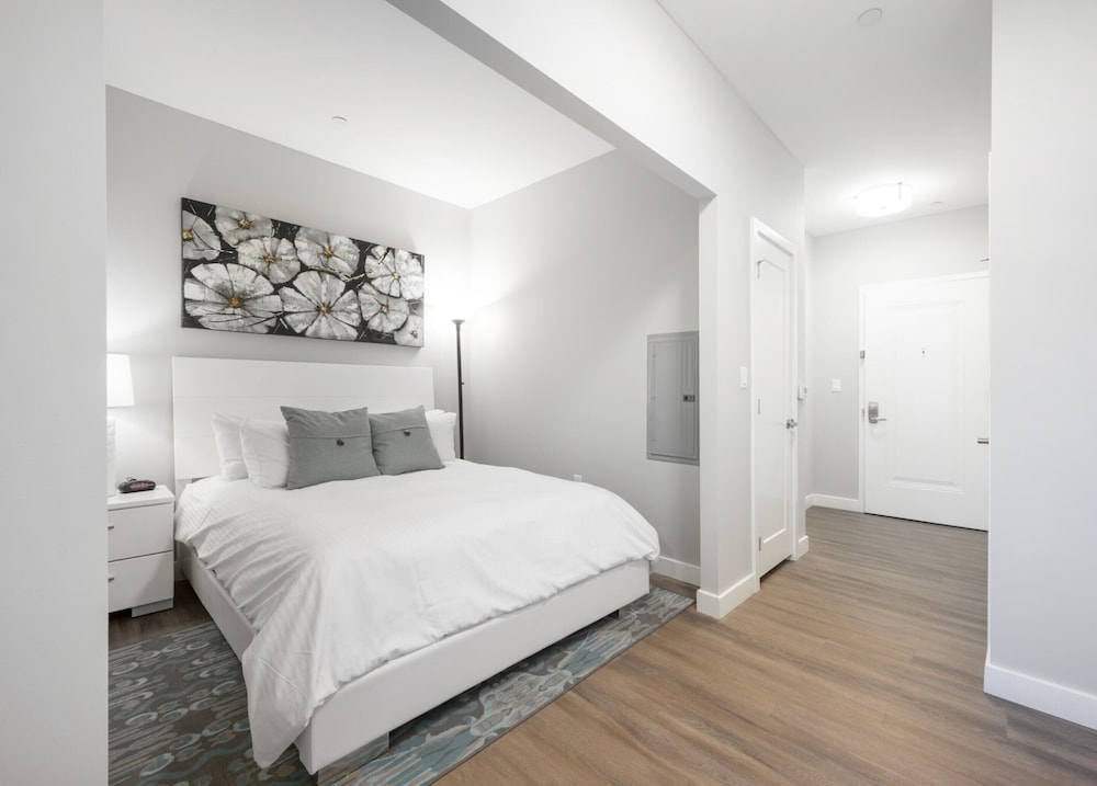 PREMIUM, STUDIO, QUEEN BED, SOFA