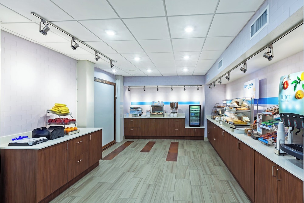 Holiday Inn Express Hotel And Suites Dallas Lewisville 9/69