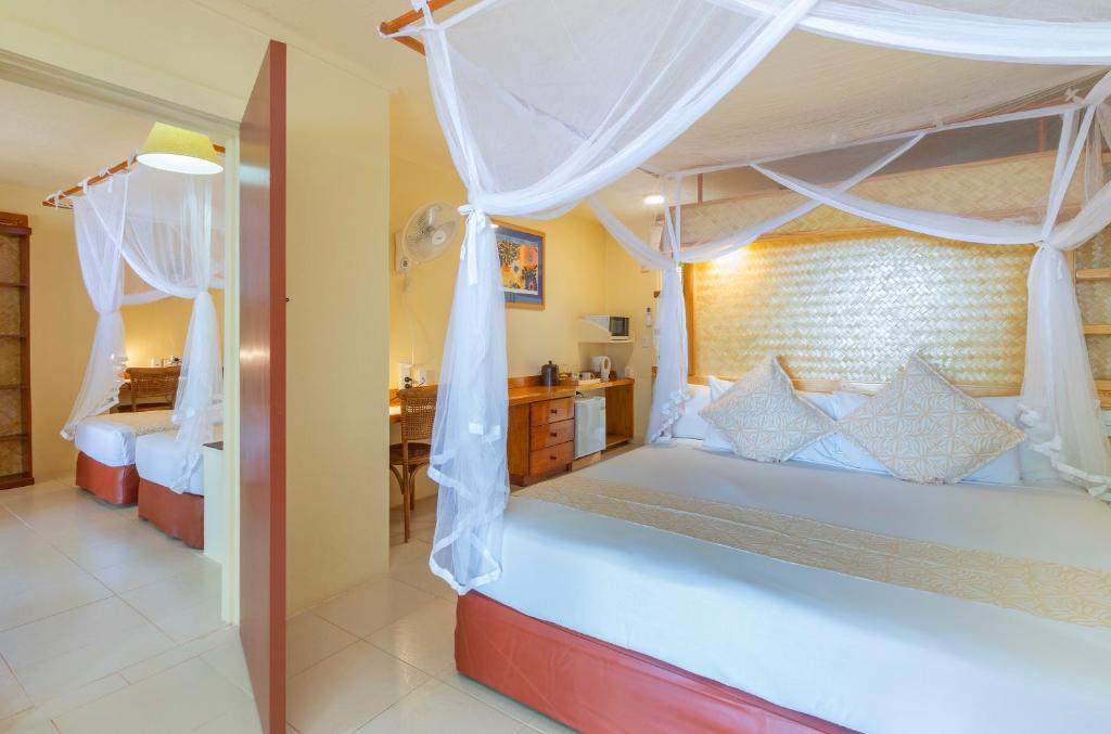 Three Bedroom Beachfront Interconnecting Family Suite