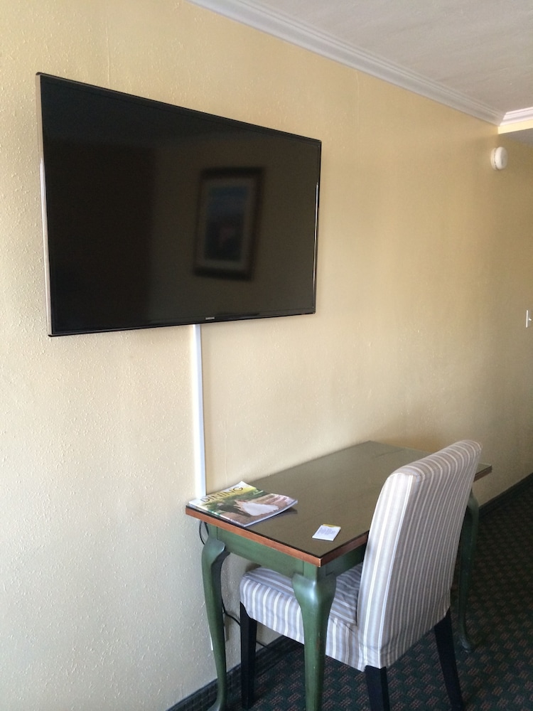 Oasis Inn & Suites 31/50
