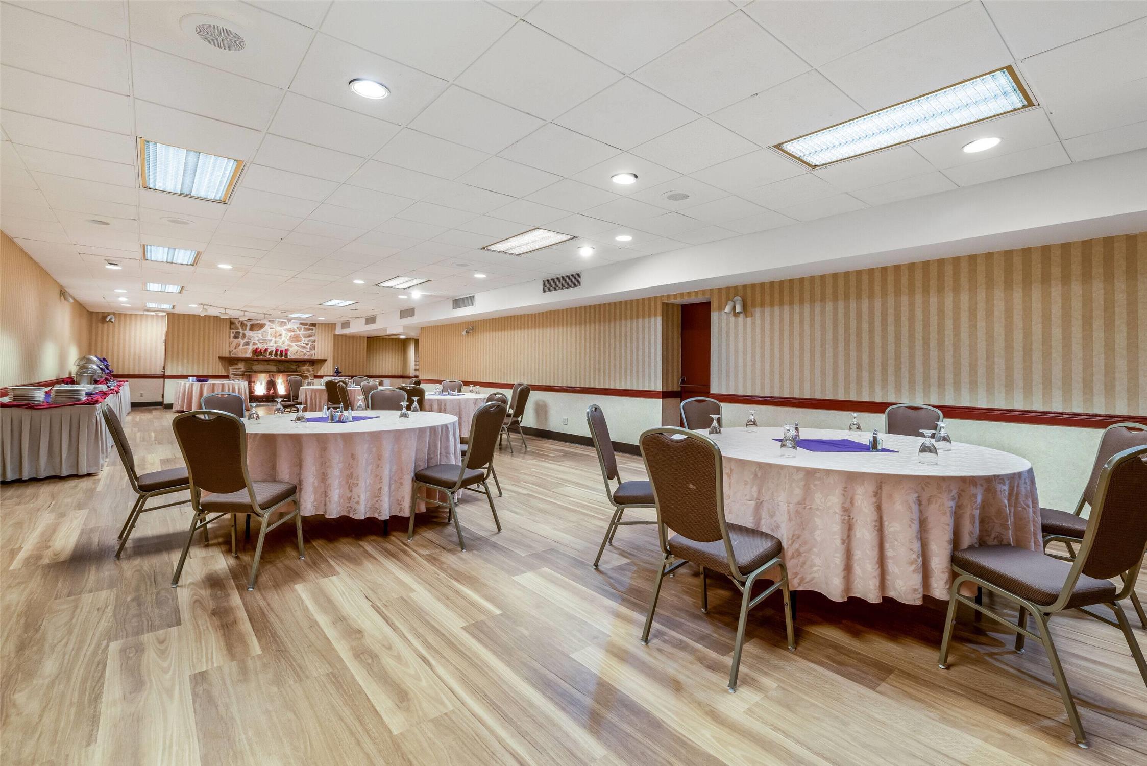 Ramada by Wyndham State College Hotel & Conference Center 20/40