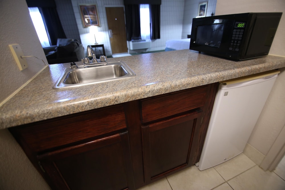 Baymont Inn and Suites by Wyndham Farmington, MO 29/62