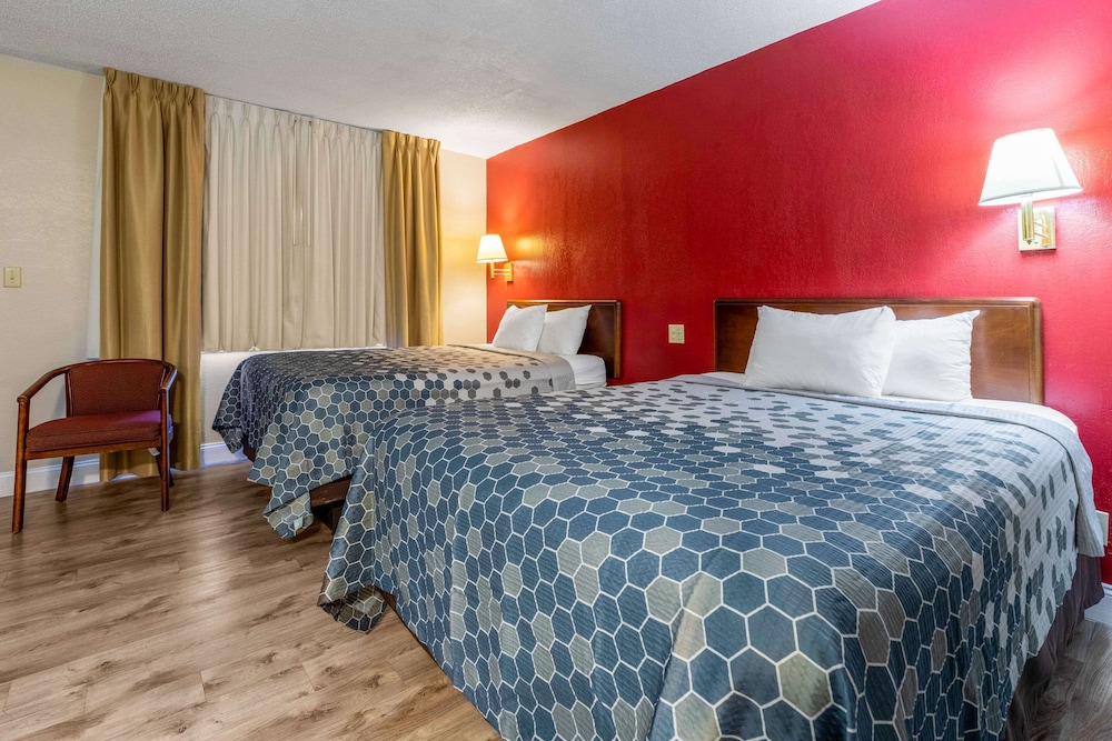 Econo Lodge Inn and Suites On The River 26/61