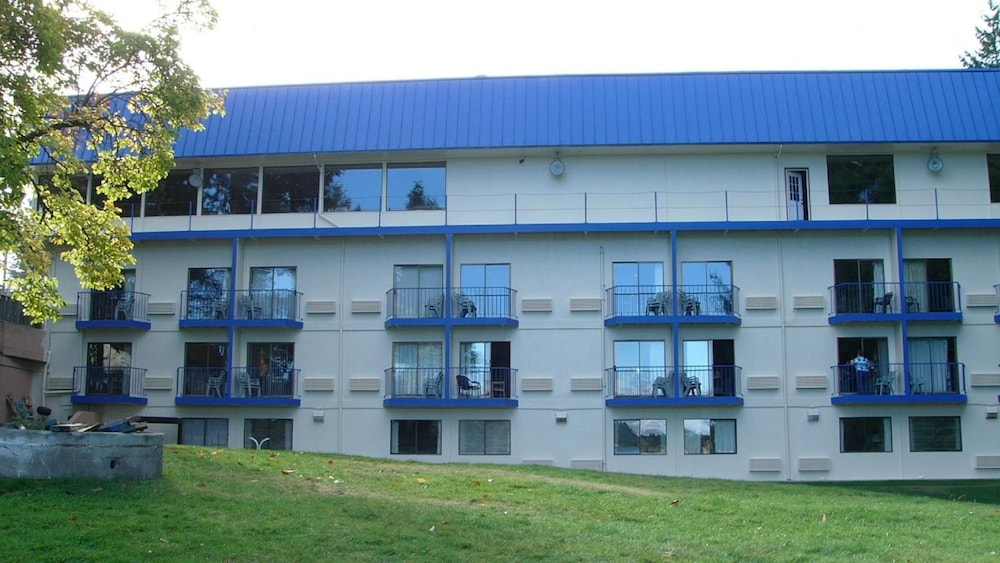 Oyster Bay Inn & Suites 2/70