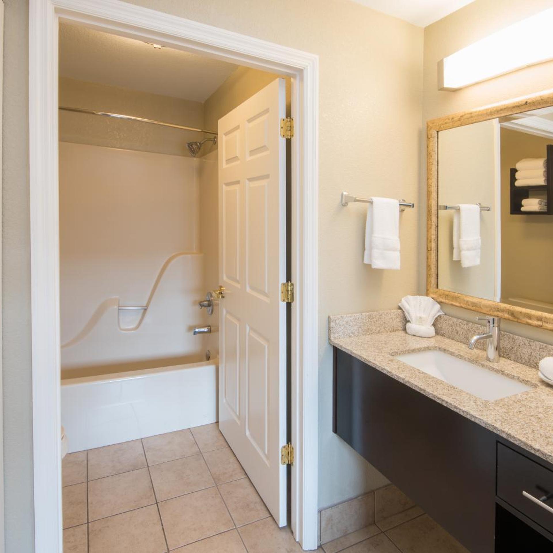 جناح استوديو بسرير مزدوج، Staybridge Suites Columbus-Airport 2/2