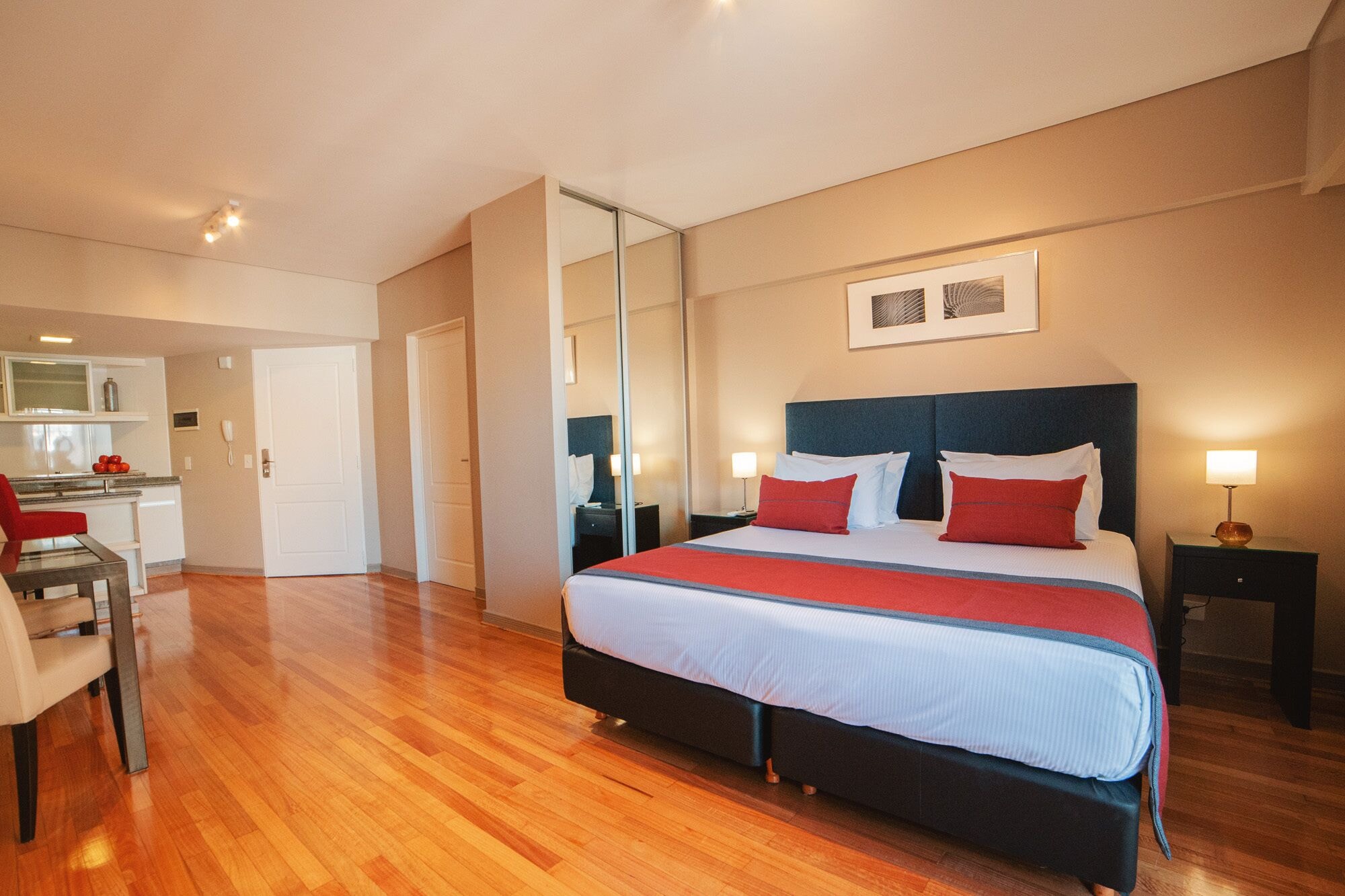 STUDIO, KING BED