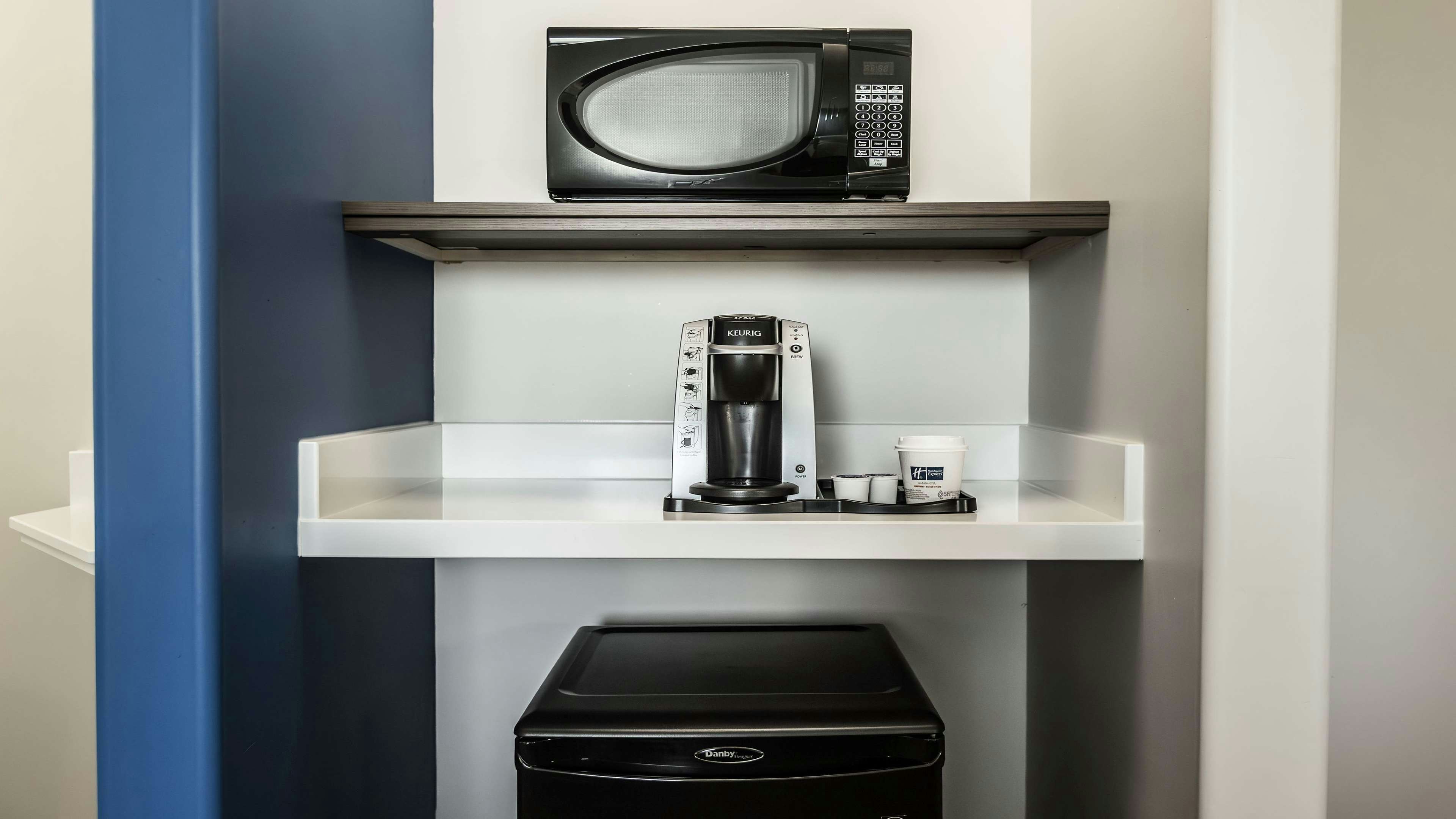 Holiday Inn Express Suites South 35/73