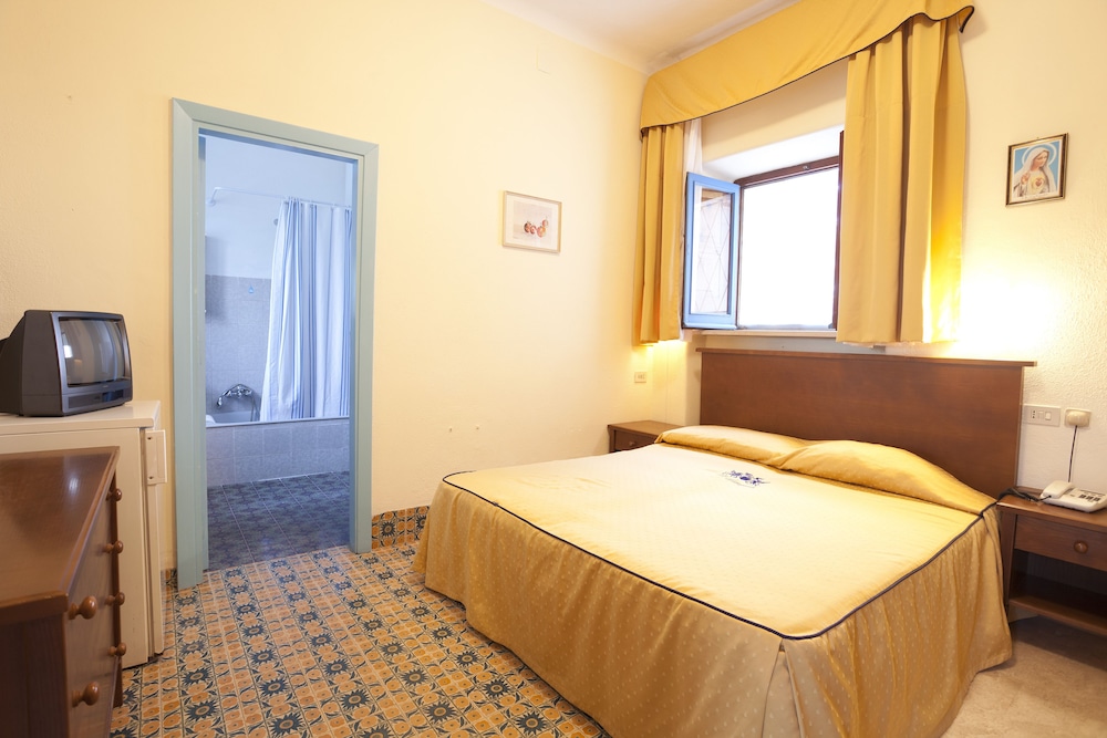 ROOM, DOUBLE OR TWIN BED