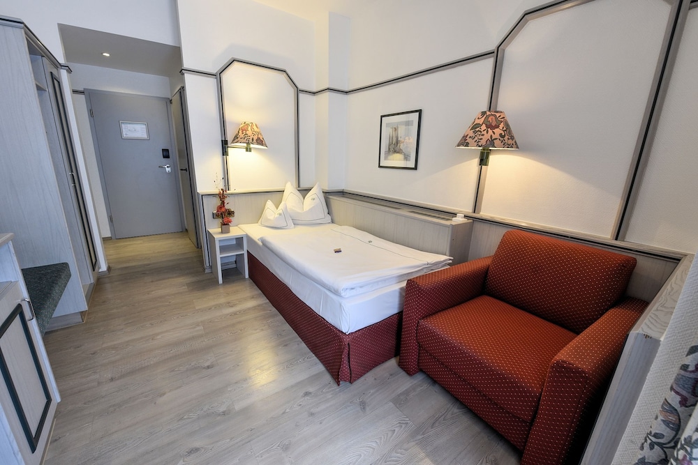 HOTEL COELLNER HOF 20/24