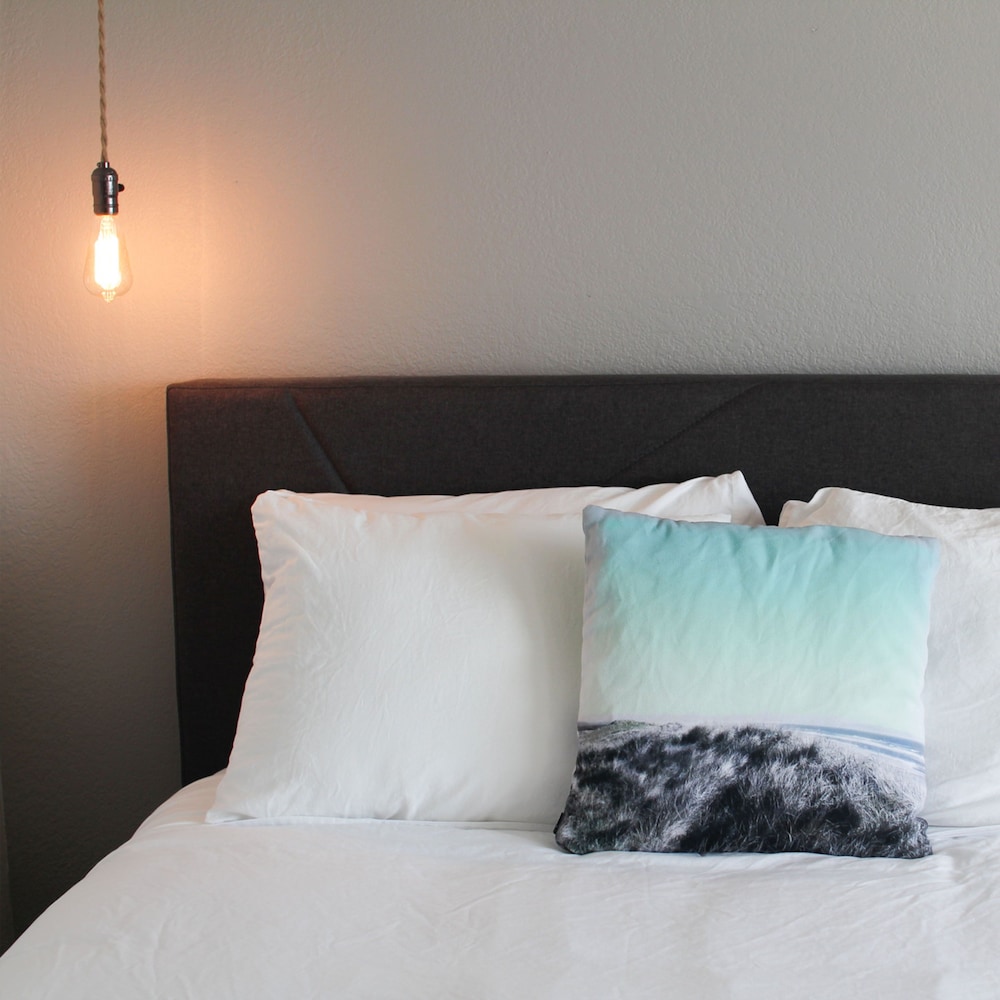 Adrift Hotel 20/50