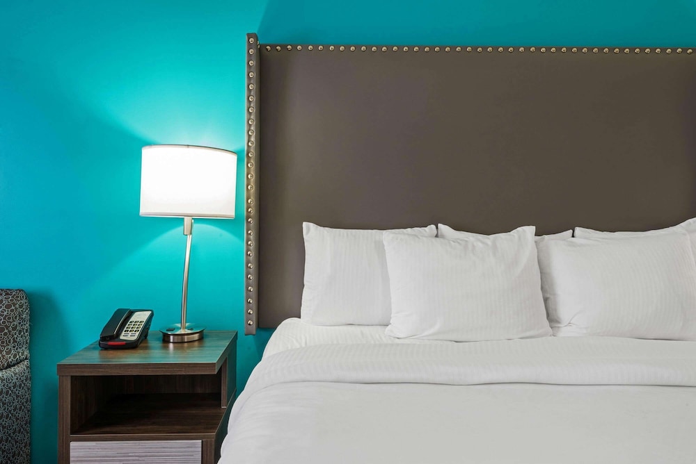 La Quinta Inn and Suites by Wyndham Jamestown 17/46