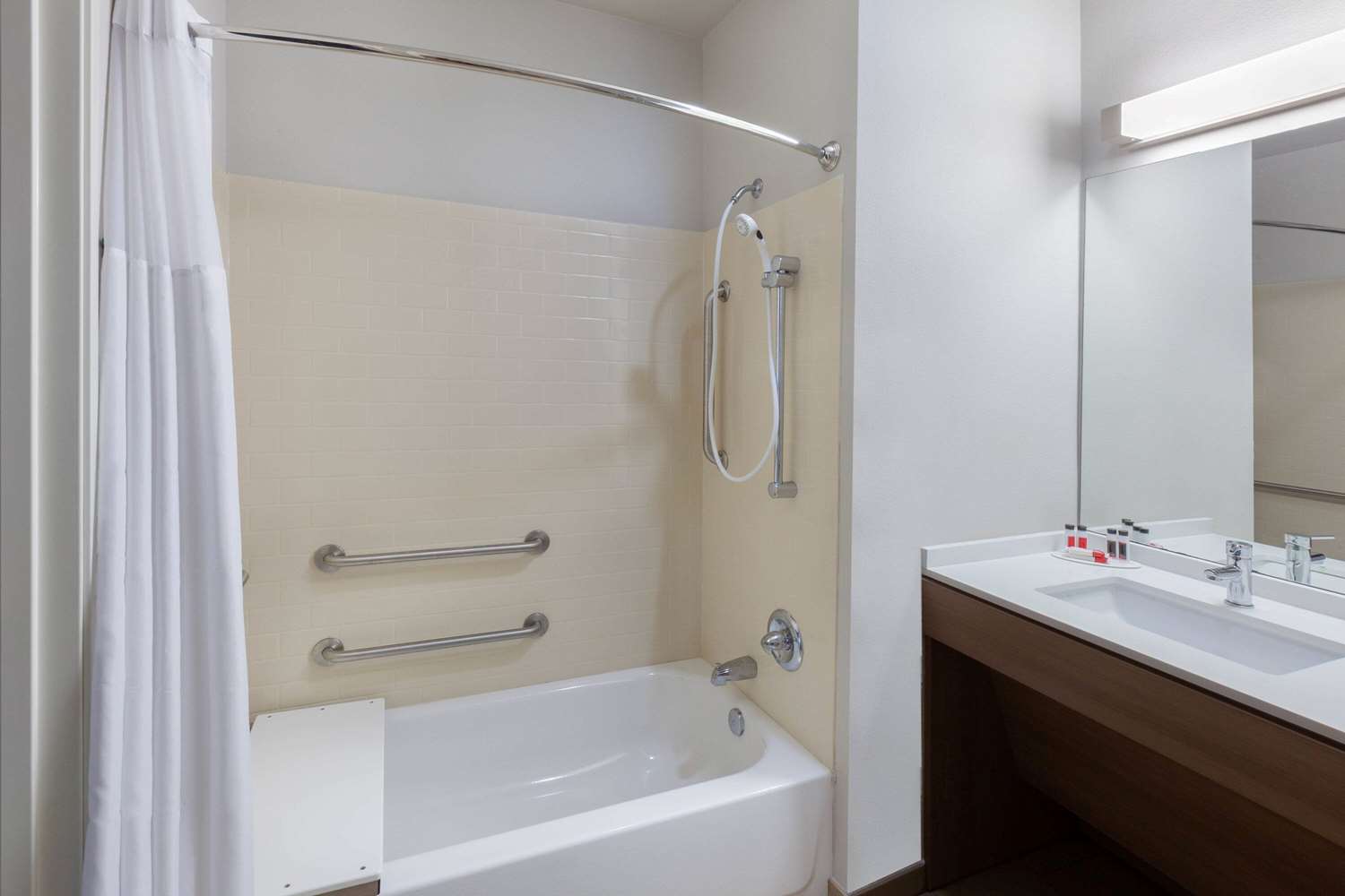 Microtel Inn And Suites By Wyndham College Station 31/34