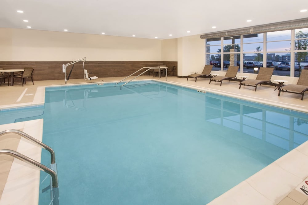 Holiday Inn Express Suites Sandusky 24/42