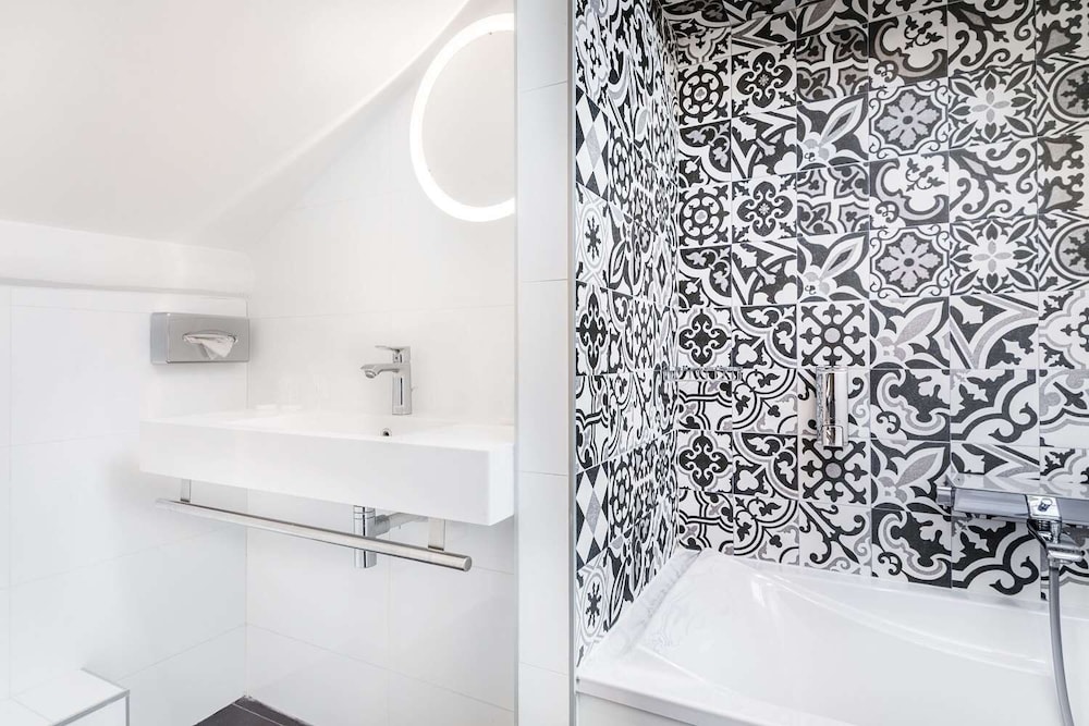 Hotel Courcelles Mederic 38/39