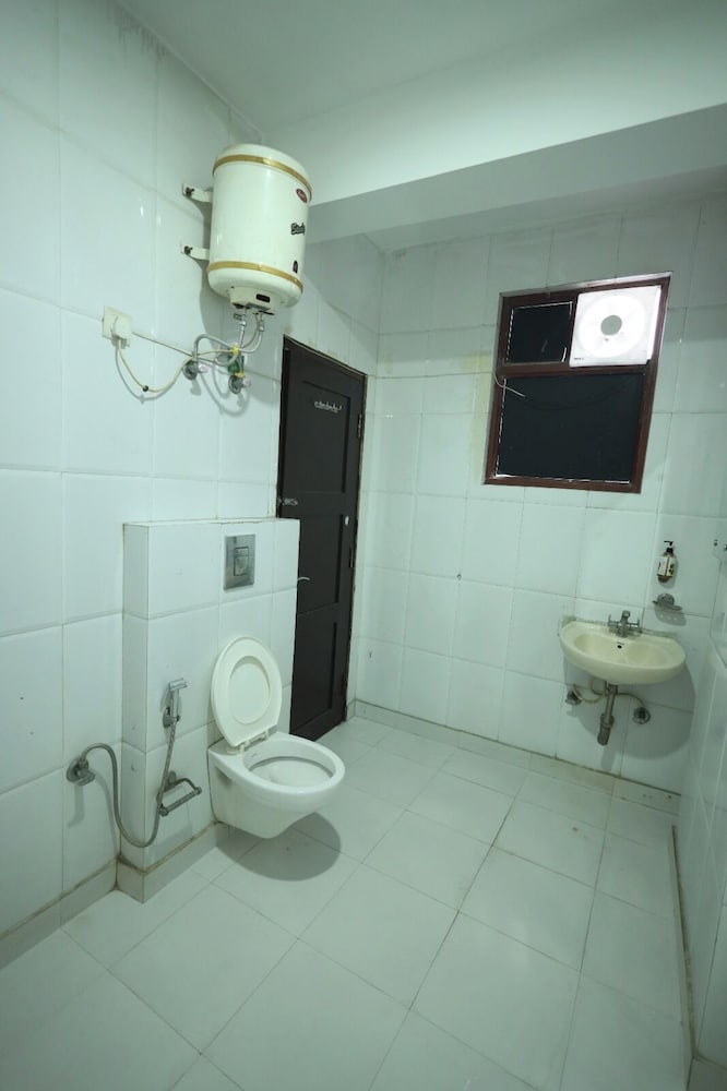 Hotel The Paramont Delhi 50/50