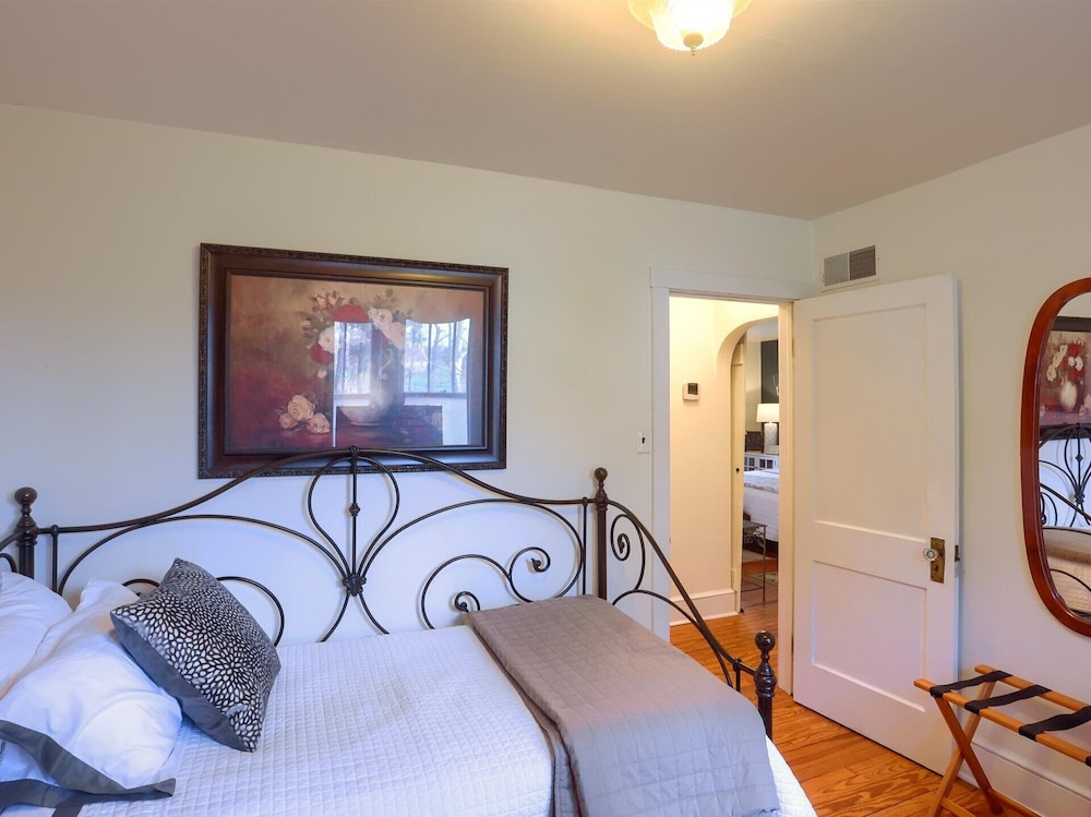 Swan, Cottage, King Bed, 1 Queen and 1 Single Bed, Trundle Bed, Sofa