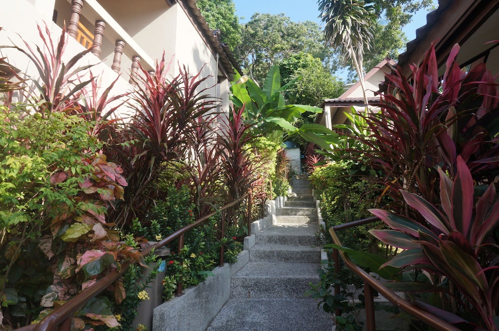 Kata Beachwalk Hotel And Bungalows 70/74