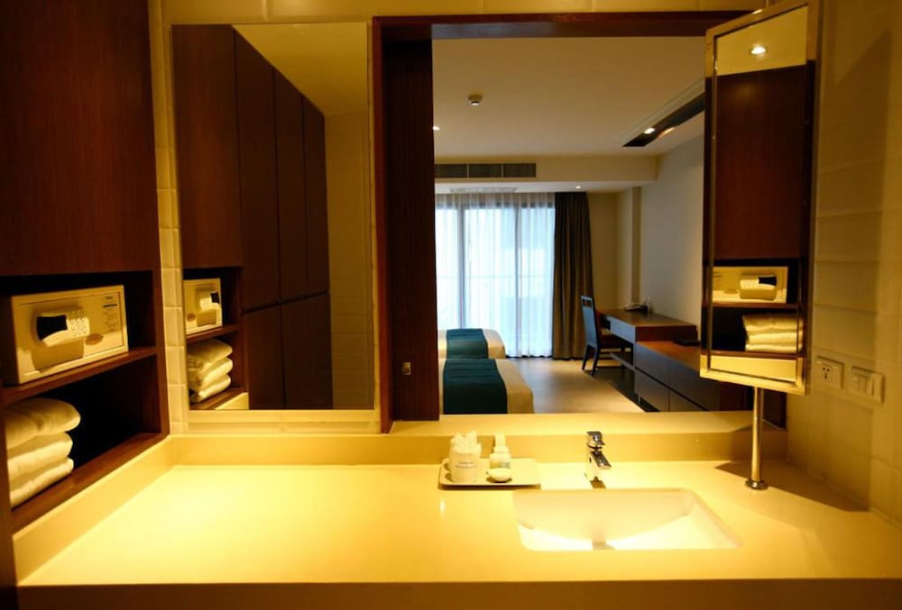 Season Five Hotel 52/53