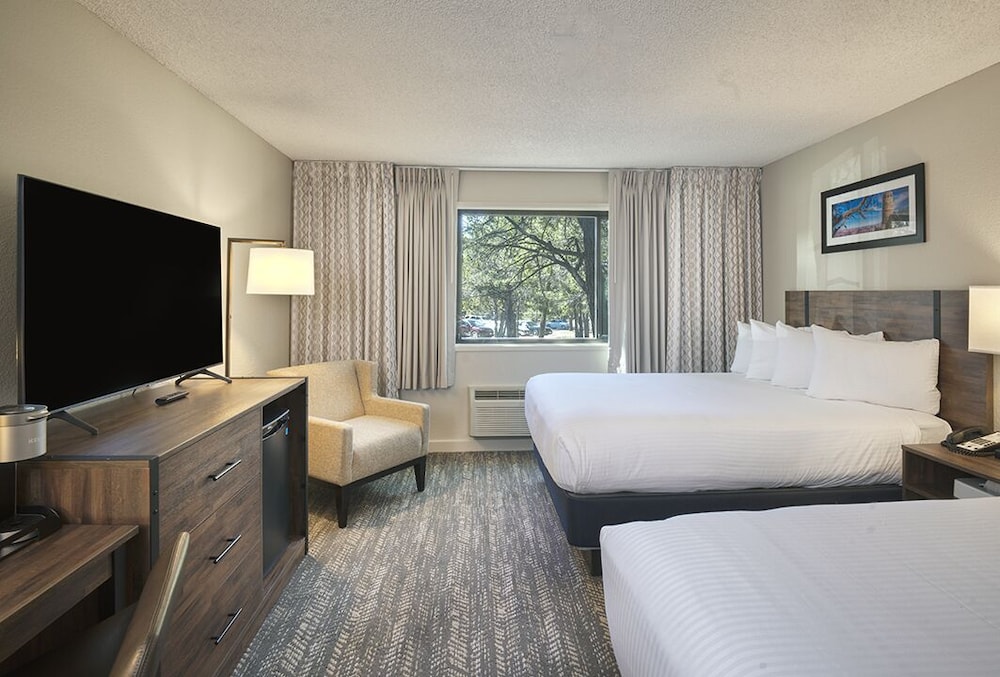 East, 2 Queen Beds