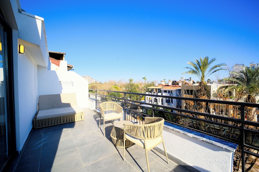 Deniz Hotel Konyaalti 80/94